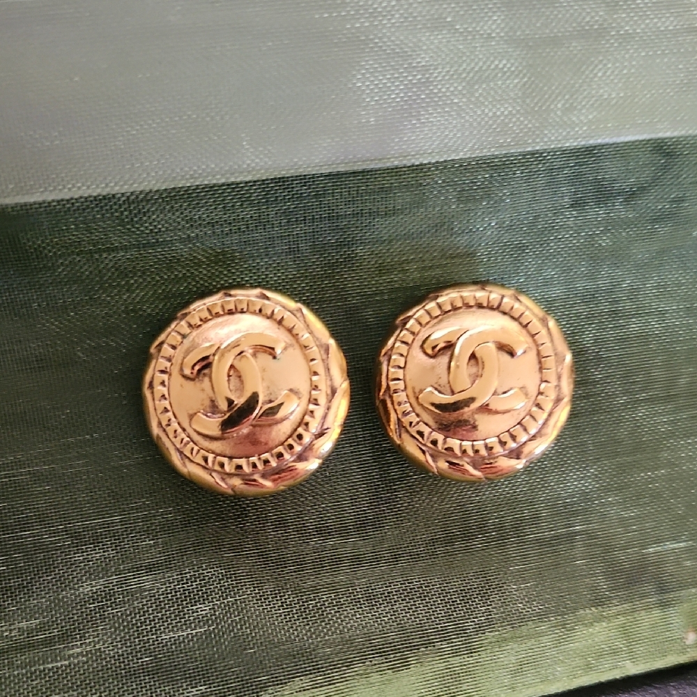 Chanel CC gold-plated clip-on earrings with a rope-like border detail. 